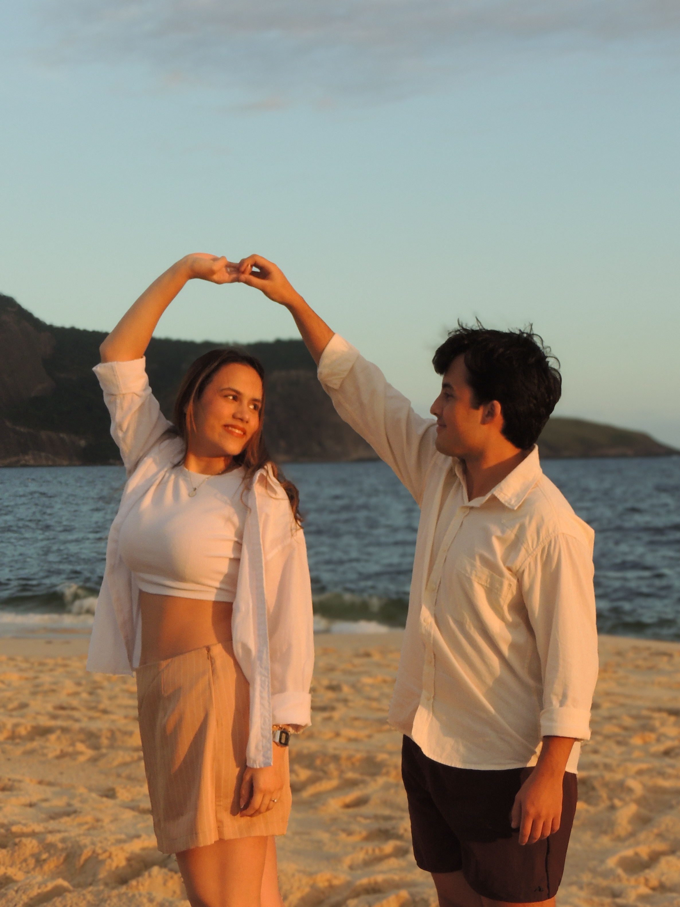 Casal em celebração elegante